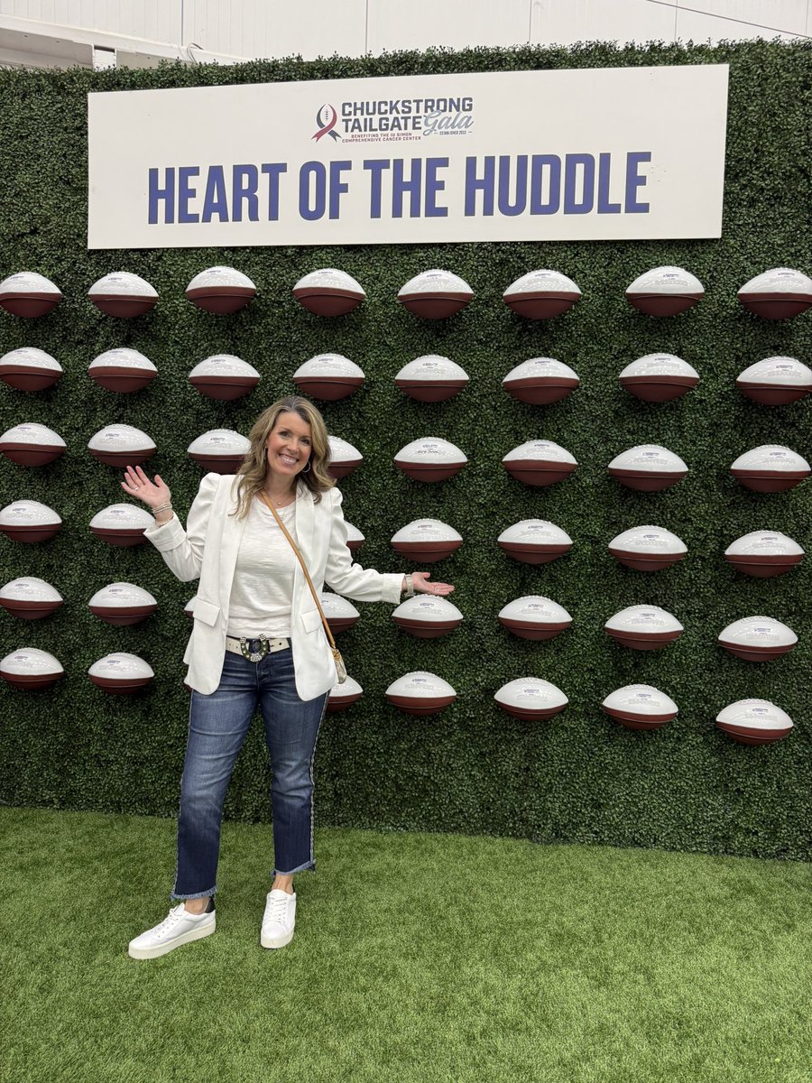 ByHeatherLloyd's tweet photo. Incredible night #ForTheCure. 🏈💙🎗️

#ChuckStrong #ResearchCuresCancer https://t.co/RLkkECqDDU