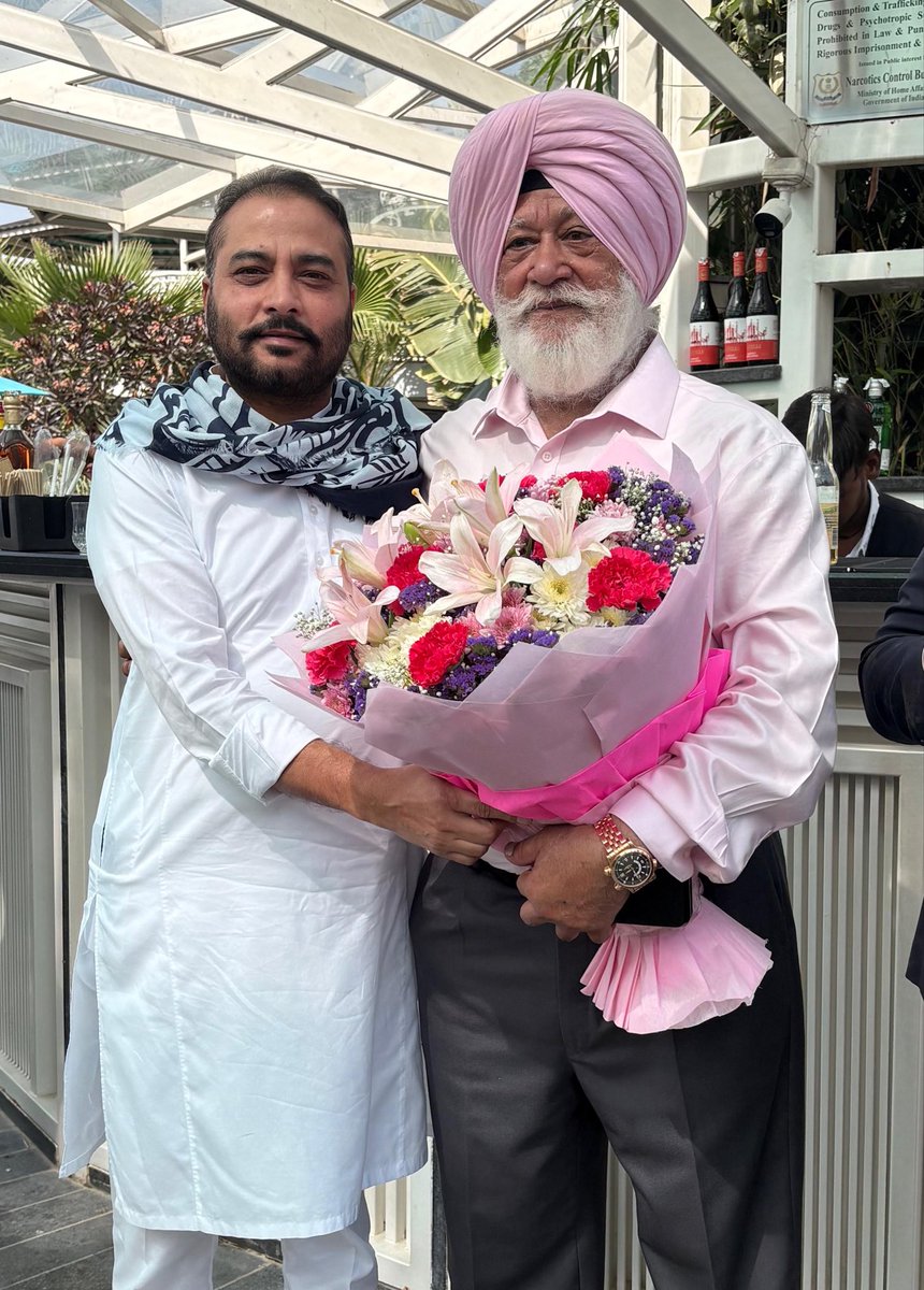 RaminderAwla's tweet photo. ਅੱਜ ਚੰਡੀਗੜ੍ਹ ਵਿਖੇ ਉਬਰਾਏ ਸਾਹਿਬ ਦੀ ਜਨਮਦਿਨ ਦੀ ਪਾਰਟੀ ਵਿੱਚ ਸ਼ਿਕਰਤ ਕਰਕੇ ਉਹਨਾਂ ਨੂੰ ਵਧਾਈ ਦਿੱਤੀ l ਵਾਹਿਗੁਰੂ ਅੱਗੇ ਉਹਨਾਂ ਦੀ ਲੰਬੀ ਉਮਰ ਅਤੇ ਸਿਹਤਯਾਬੀ ਦੀ ਕਾਮਨਾ ਕਰਦਾ ਹਾਂ ਅਤੇ ਇਸੇ ਤਰ੍ਹਾਂ ਹੀ ਸੇਵਾ ਵਿੱਚ ਲਾਈ ਰੱਖਣ ll https://t.co/BWL8OAeBQx