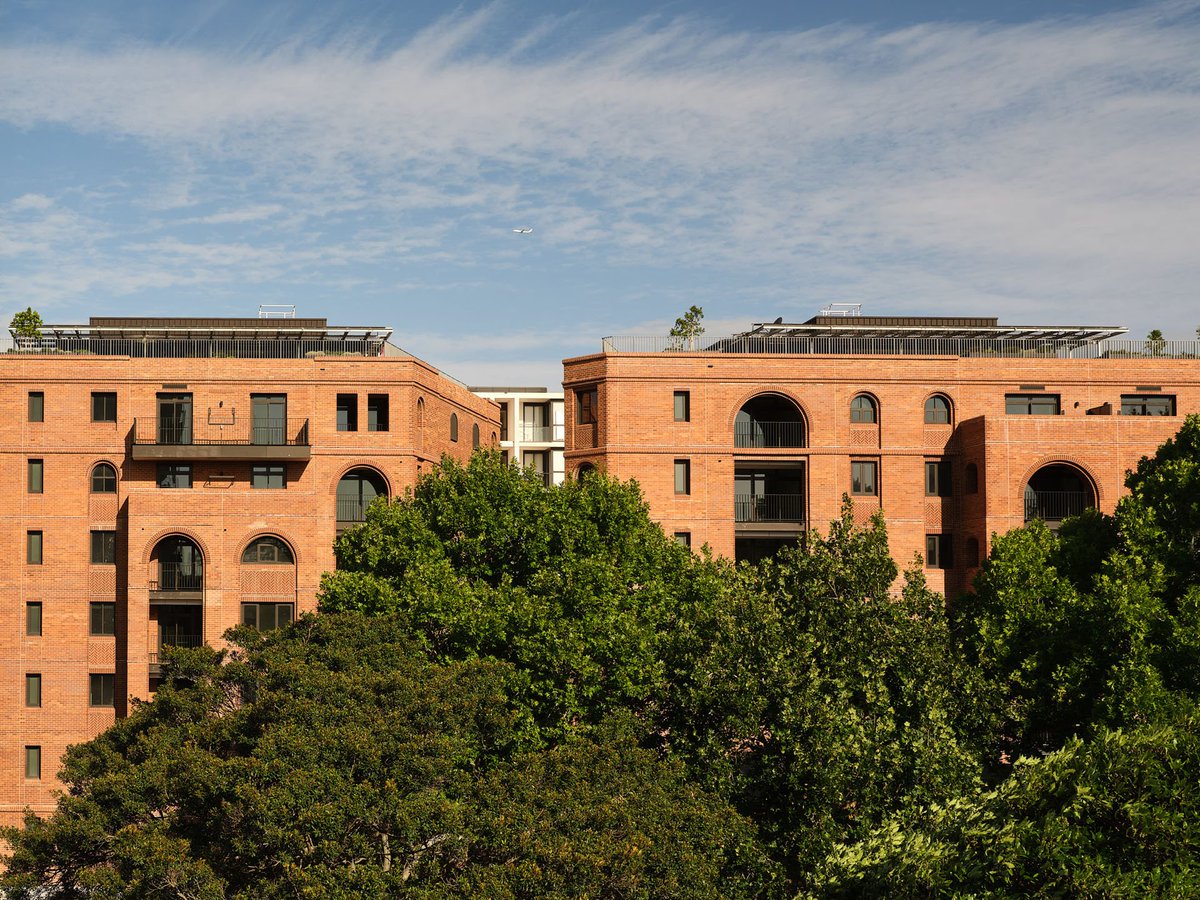 Vitruvismo's tweet image. Las terrazas prolongan el Wentworth Park hacia las residencias.Más del 80% con ventilación natural y 2 frentes a la calle. Mínimo 2 horas de sol en invierno y jardines en la azotea. La vivienda social puede (y debe) ser tan buena como esta.
#Architecture #SocialHousing #Australia