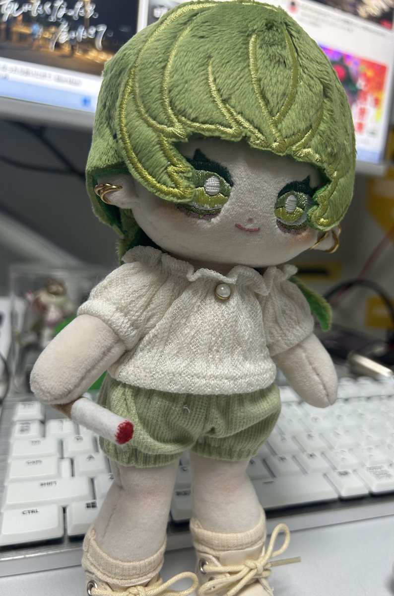 urami_tsuramiV's tweet photo. 所長　@ebente_EbeLab  が、占見ぬいを作ってくれて神😭🙏クオリティ高え〜かわいちゅぎ、、、、、、、、、、、命、、、、、、、大事に魂を吹き込んで、こいつは間違ってもブラック企業に就職してしまうことがないように気をつけていきたいと思います‼️
〜汚めの背景を添えて〜 https://t.co/Cwhqp16FMl