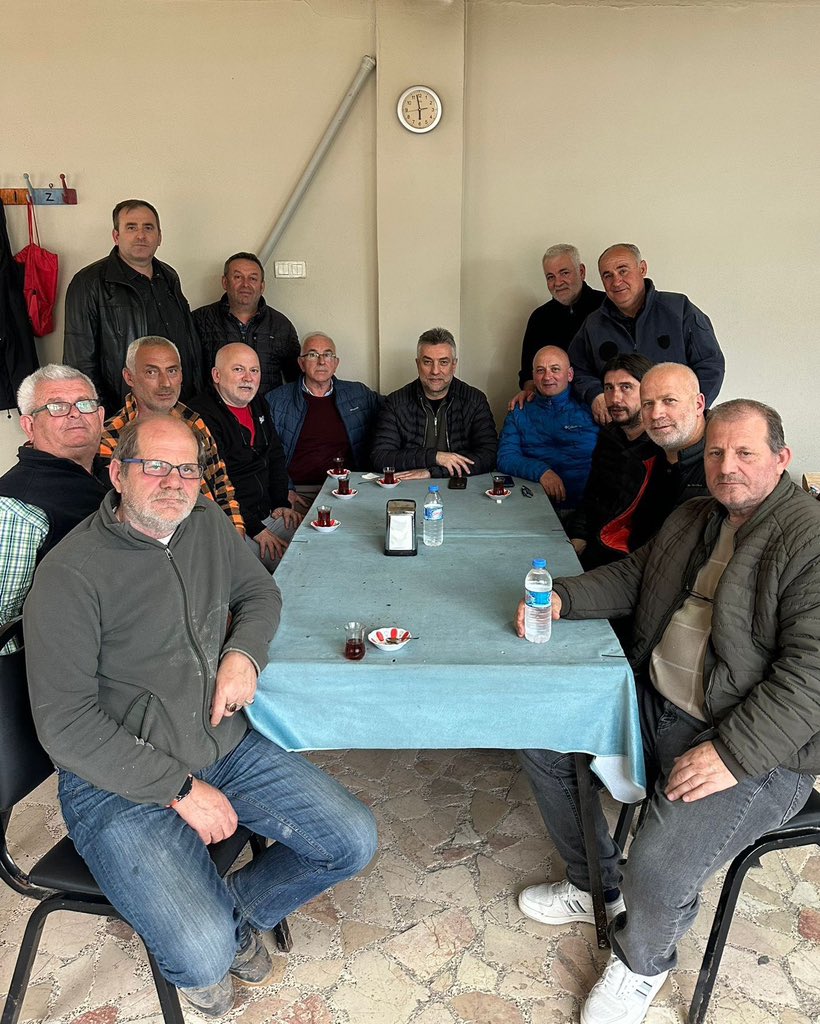 ilhanocaklisile's tweet photo. Şile’de uzun yıllar birlikte çalıştığımız Atakan Benzer’in ve Yeniköy Mahalle Başkanı Ayhan Benzer’in kıymetli babaları Fikret Amcamızın vefatı vesilesiyle Benzer ailesine ve Yeniköy eşrafına taziye ziyaretinde bulundum. 

Fikret amcamıza Allah’tan rahmet; ailesine ve yakınlarına sabır ve başsağlığı diliyorum. Mekânı cennet, toprağı bol olsun.