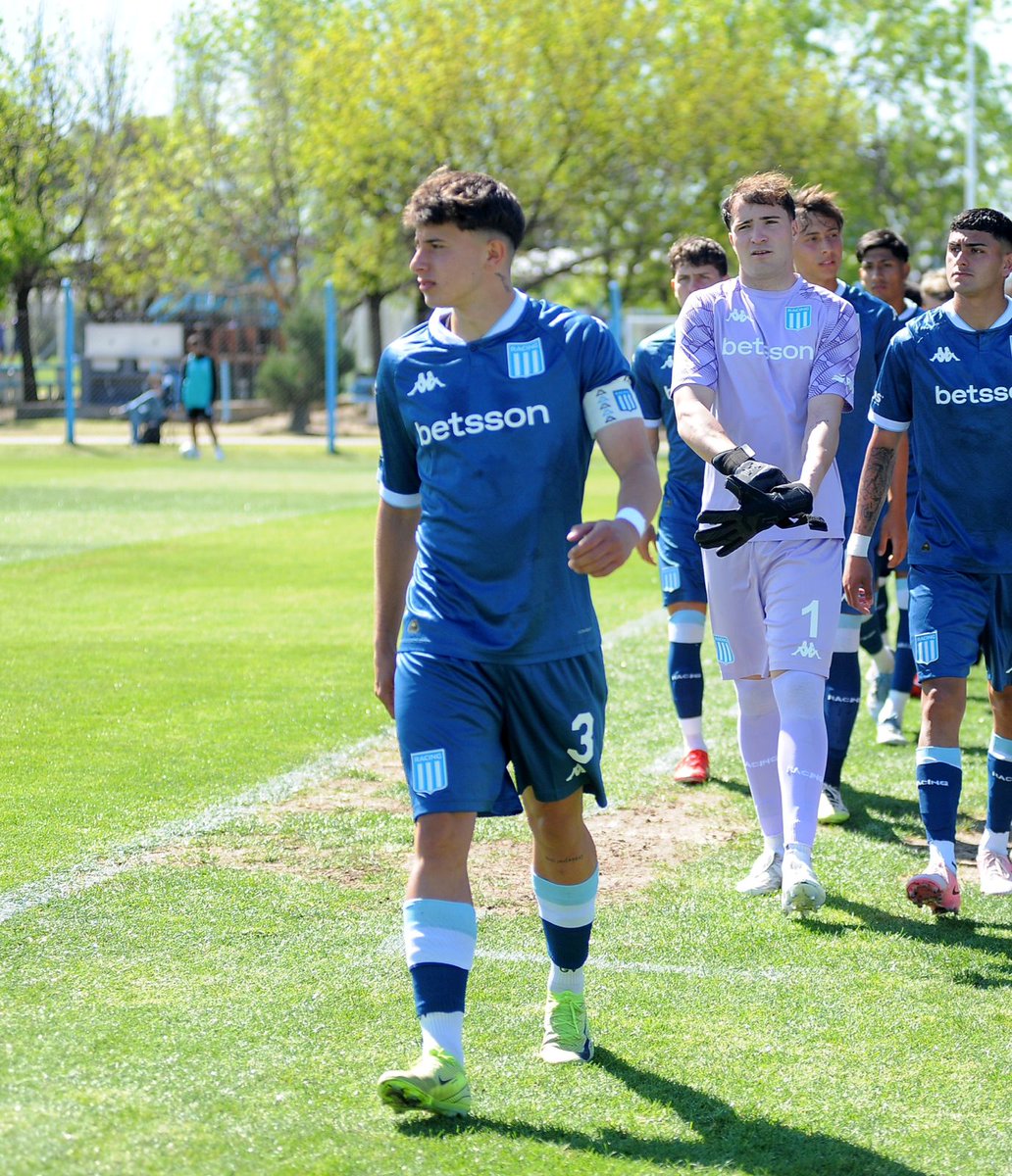 LeandroAdonio's tweet image. ¡Atención! ⚠️

👉 Galo Volpe, lateral izquierdo de las inferiores de #Racing, fue convocado por Gustavo Costas al partido ante #Aldosivi. 

ℹ️ Se destaca como el capitán de la Reserva y es categoría 2004.