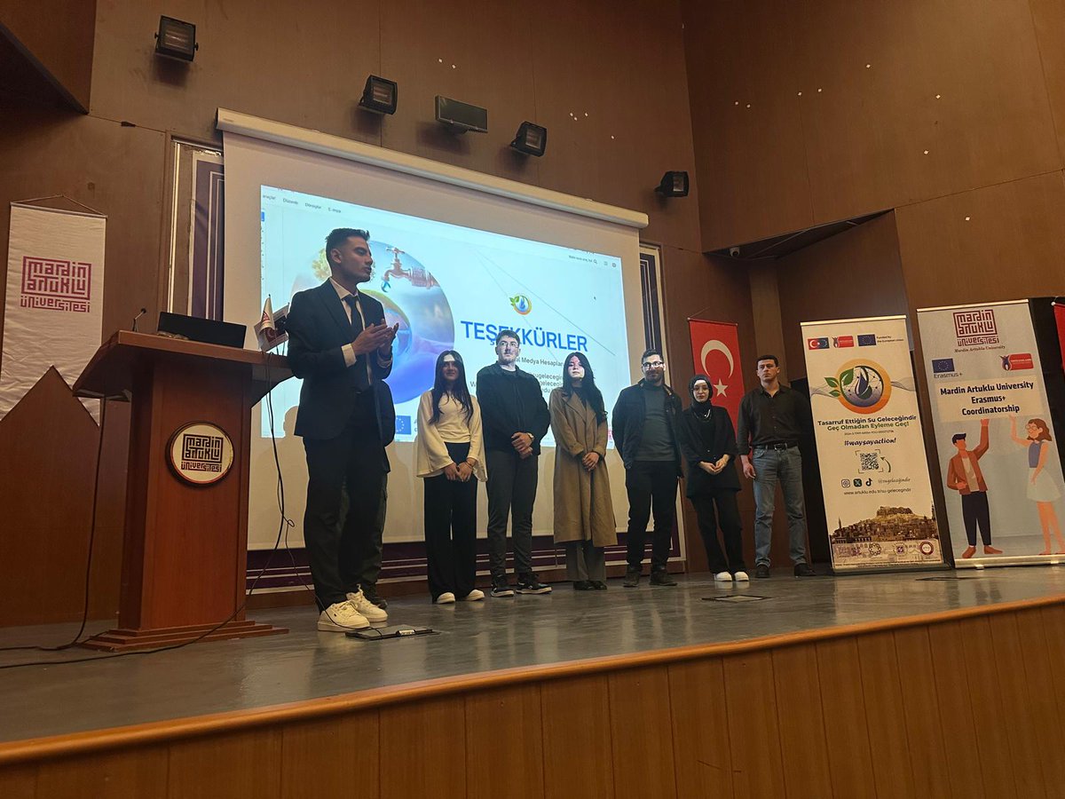 mardinartuklu's tweet photo. 🚀 Türkiye Ulusal Ajansından Üniversitemize Çalışma Ziyareti

Türkiye Ulusal Ajansı tarafından yürütülen "Gençlik Çalışanlarının Hareketliliği Faaliyetinde İyi Uygulama Örneklerinin Paylaşımı Etkinliği" kapsamında, Mardin Artuklu Üniversitesi önemli bir çalışma ziyaretine ev sahipliği yaptı. 13–17 Nisan tarihleri arasında gerçekleştirilen program, üniversitemizin gençlik projeleri ve sürdürülebilir etki odaklı yaklaşımını ulusal düzeyde görünür kıldı.

🎯 Gençlik projeleri, öğrenci topluluklarının aktif rolü ve özellikle KA154 kapsamında yürütülen “Su Geleceğindir” Projesi, iyi uygulama örneği olarak öne çıktı ve ulusal platformlara taşındı. Projenin, Çanakkale’de düzenlenecek deneyim paylaşımı programına davet edilmesi, üniversitemizin proje üretme ve etki oluşturma kapasitesini bir kez daha teyit etti.

@erolozvar
@ibrahimozcosar
@Avrupa_Birligi
@ulusalajans
@TurkpatentB
@Proko75577299
@mauuikoord

#MardinArtukluÜniversitesi #TürkiyeUlusalAjansı #GençlikProjeleri #ErasmusPlus #KA153 #KA154 #Sürdürülebilirlik #AkademikBaşarı #Uluslararasılaşma