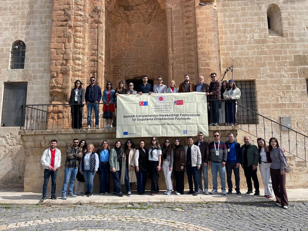 mardinartuklu's tweet photo. 🚀 Türkiye Ulusal Ajansından Üniversitemize Çalışma Ziyareti

Türkiye Ulusal Ajansı tarafından yürütülen "Gençlik Çalışanlarının Hareketliliği Faaliyetinde İyi Uygulama Örneklerinin Paylaşımı Etkinliği" kapsamında, Mardin Artuklu Üniversitesi önemli bir çalışma ziyaretine ev sahipliği yaptı. 13–17 Nisan tarihleri arasında gerçekleştirilen program, üniversitemizin gençlik projeleri ve sürdürülebilir etki odaklı yaklaşımını ulusal düzeyde görünür kıldı.

🎯 Gençlik projeleri, öğrenci topluluklarının aktif rolü ve özellikle KA154 kapsamında yürütülen “Su Geleceğindir” Projesi, iyi uygulama örneği olarak öne çıktı ve ulusal platformlara taşındı. Projenin, Çanakkale’de düzenlenecek deneyim paylaşımı programına davet edilmesi, üniversitemizin proje üretme ve etki oluşturma kapasitesini bir kez daha teyit etti.

@erolozvar
@ibrahimozcosar
@Avrupa_Birligi
@ulusalajans
@TurkpatentB
@Proko75577299
@mauuikoord

#MardinArtukluÜniversitesi #TürkiyeUlusalAjansı #GençlikProjeleri #ErasmusPlus #KA153 #KA154 #Sürdürülebilirlik #AkademikBaşarı #Uluslararasılaşma