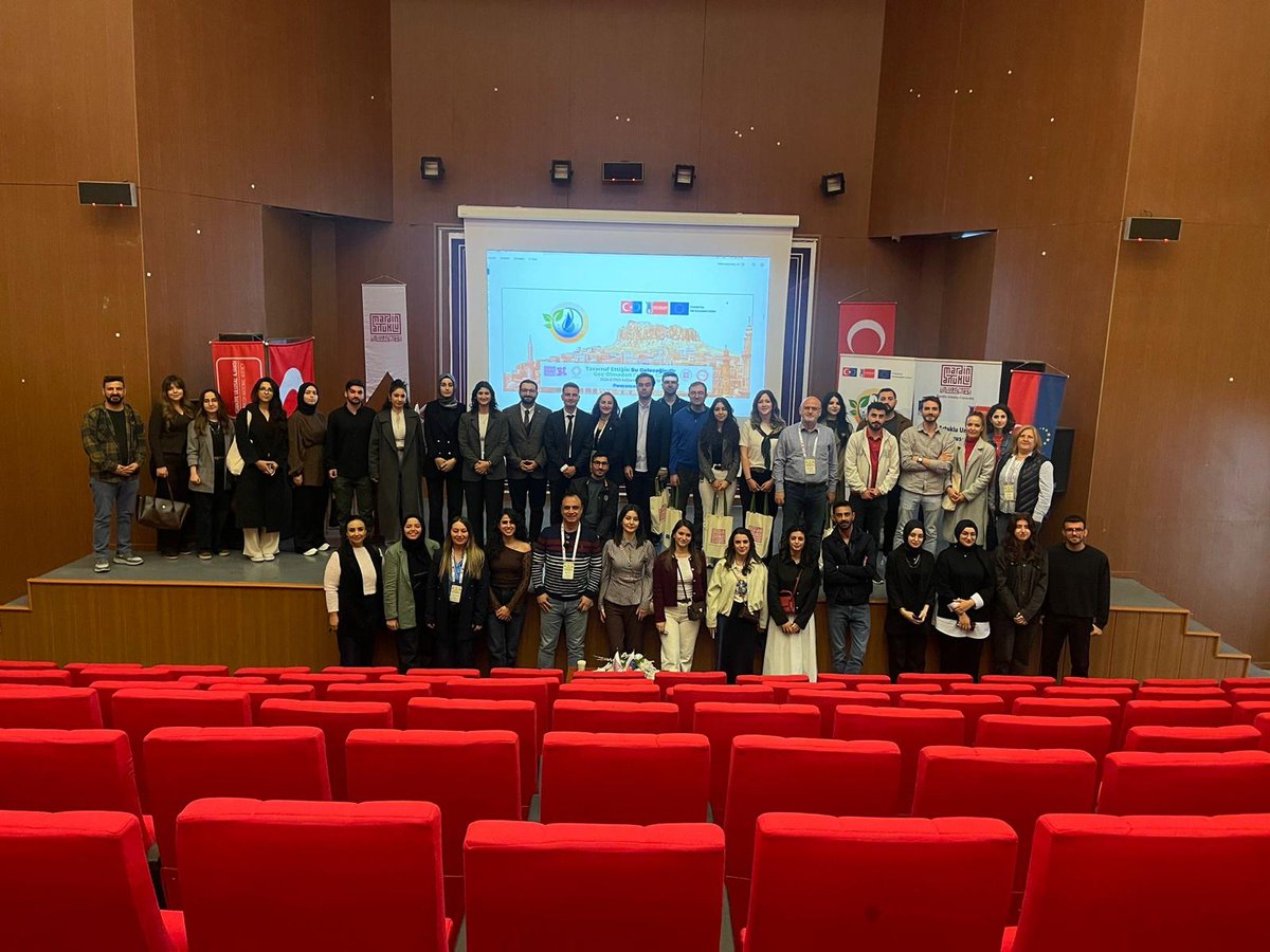 mardinartuklu's tweet photo. 🚀 Türkiye Ulusal Ajansından Üniversitemize Çalışma Ziyareti

Türkiye Ulusal Ajansı tarafından yürütülen "Gençlik Çalışanlarının Hareketliliği Faaliyetinde İyi Uygulama Örneklerinin Paylaşımı Etkinliği" kapsamında, Mardin Artuklu Üniversitesi önemli bir çalışma ziyaretine ev sahipliği yaptı. 13–17 Nisan tarihleri arasında gerçekleştirilen program, üniversitemizin gençlik projeleri ve sürdürülebilir etki odaklı yaklaşımını ulusal düzeyde görünür kıldı.

🎯 Gençlik projeleri, öğrenci topluluklarının aktif rolü ve özellikle KA154 kapsamında yürütülen “Su Geleceğindir” Projesi, iyi uygulama örneği olarak öne çıktı ve ulusal platformlara taşındı. Projenin, Çanakkale’de düzenlenecek deneyim paylaşımı programına davet edilmesi, üniversitemizin proje üretme ve etki oluşturma kapasitesini bir kez daha teyit etti.

@erolozvar
@ibrahimozcosar
@Avrupa_Birligi
@ulusalajans
@TurkpatentB
@Proko75577299
@mauuikoord

#MardinArtukluÜniversitesi #TürkiyeUlusalAjansı #GençlikProjeleri #ErasmusPlus #KA153 #KA154 #Sürdürülebilirlik #AkademikBaşarı #Uluslararasılaşma