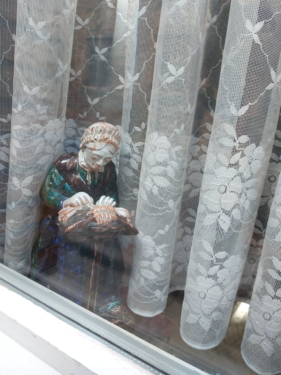 DrKhan_do's tweet image. Tiny worlds behind glass in #Bruges ✨
Women reading, knitting, baking, sewing, washing, everyday life shrunk into stillness, like memories you can hold in your hands.

You could stare at these miniature scenes forever 🪡📚🥖