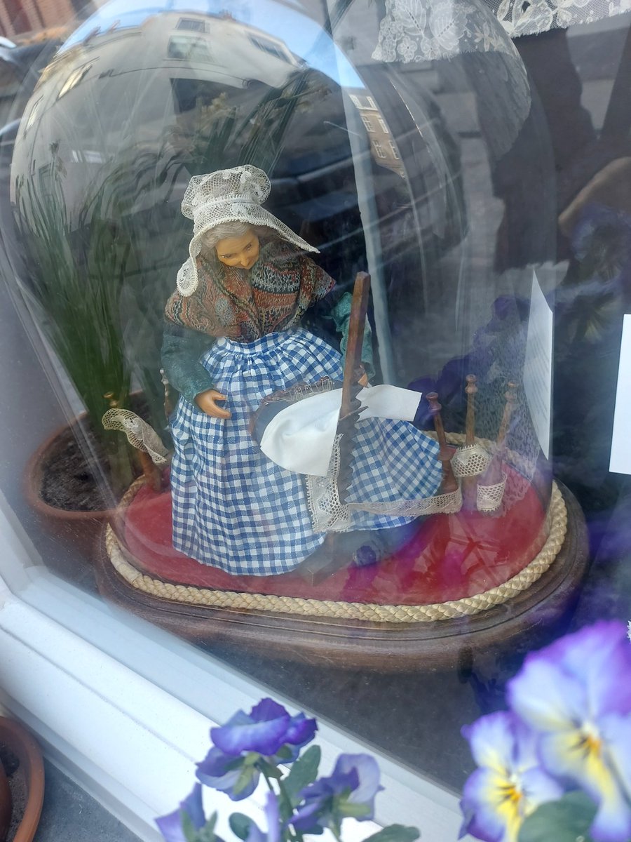 DrKhan_do's tweet image. Tiny worlds behind glass in #Bruges ✨
Women reading, knitting, baking, sewing, washing, everyday life shrunk into stillness, like memories you can hold in your hands.

You could stare at these miniature scenes forever 🪡📚🥖