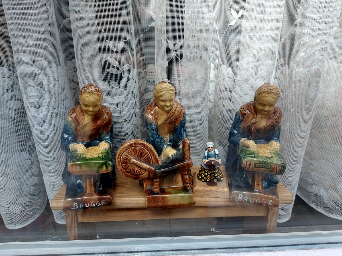 DrKhan_do's tweet image. Tiny worlds behind glass in #Bruges ✨
Women reading, knitting, baking, sewing, washing, everyday life shrunk into stillness, like memories you can hold in your hands.

You could stare at these miniature scenes forever 🪡📚🥖