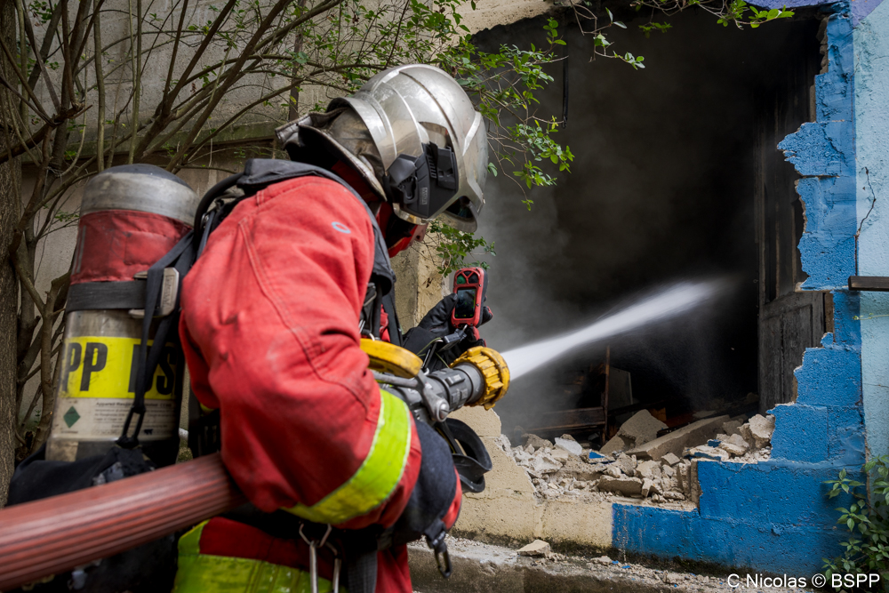 PompiersParis's tweet image. 🚨 [#Intervention] | Aujourd’hui, vers 12h30 les pompiers de Paris sont intervenus pour un feu d'entrepôt à Paris (19).

🔥 Le sinistre concerne la toiture et l'alvéole d'un entrepôt désaffecté de 900m².

🧑‍🚒 Une ligne d'arrêt est créée pour empêcher les flammes de se propager aux