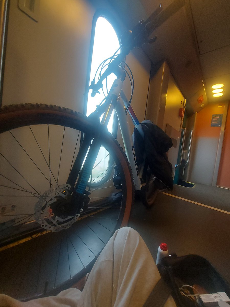 imagine extra moeten betalen voor een fiets op de trein om uiteindelijk hier op de koude grond te moete zitten want ja de fiets vastmaken gaat niet echt ( dit is de fietsruimte )