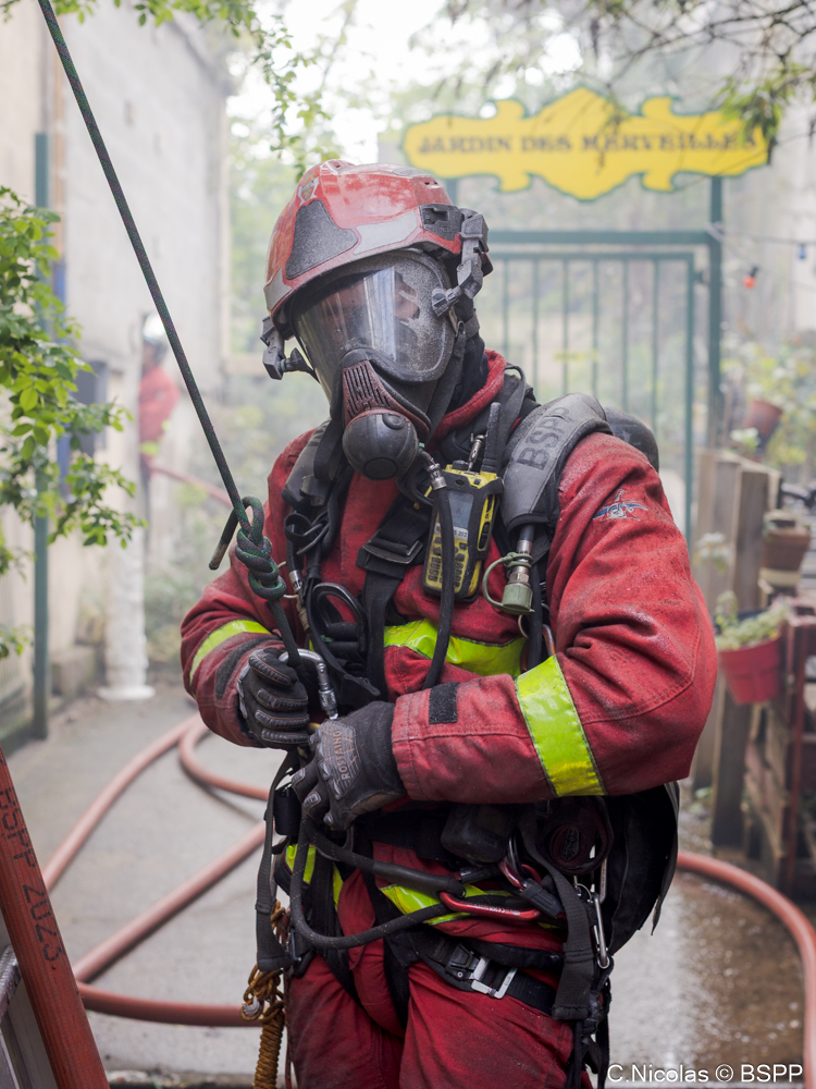 PompiersParis's tweet image. 🚨 [#Intervention] | Aujourd’hui, vers 12h30 les pompiers de Paris sont intervenus pour un feu d'entrepôt à Paris (19).

🔥 Le sinistre concerne la toiture et l'alvéole d'un entrepôt désaffecté de 900m².

🧑‍🚒 Une ligne d'arrêt est créée pour empêcher les flammes de se propager aux