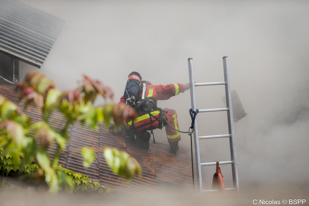 PompiersParis's tweet image. 🚨 [#Intervention] | Aujourd’hui, vers 12h30 les pompiers de Paris sont intervenus pour un feu d'entrepôt à Paris (19).

🔥 Le sinistre concerne la toiture et l'alvéole d'un entrepôt désaffecté de 900m².

🧑‍🚒 Une ligne d'arrêt est créée pour empêcher les flammes de se propager aux