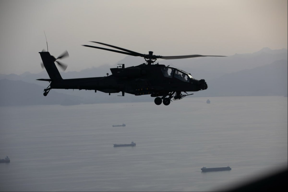 visegrad24's tweet image. American Apache helicopters over the Strait of Hormuz