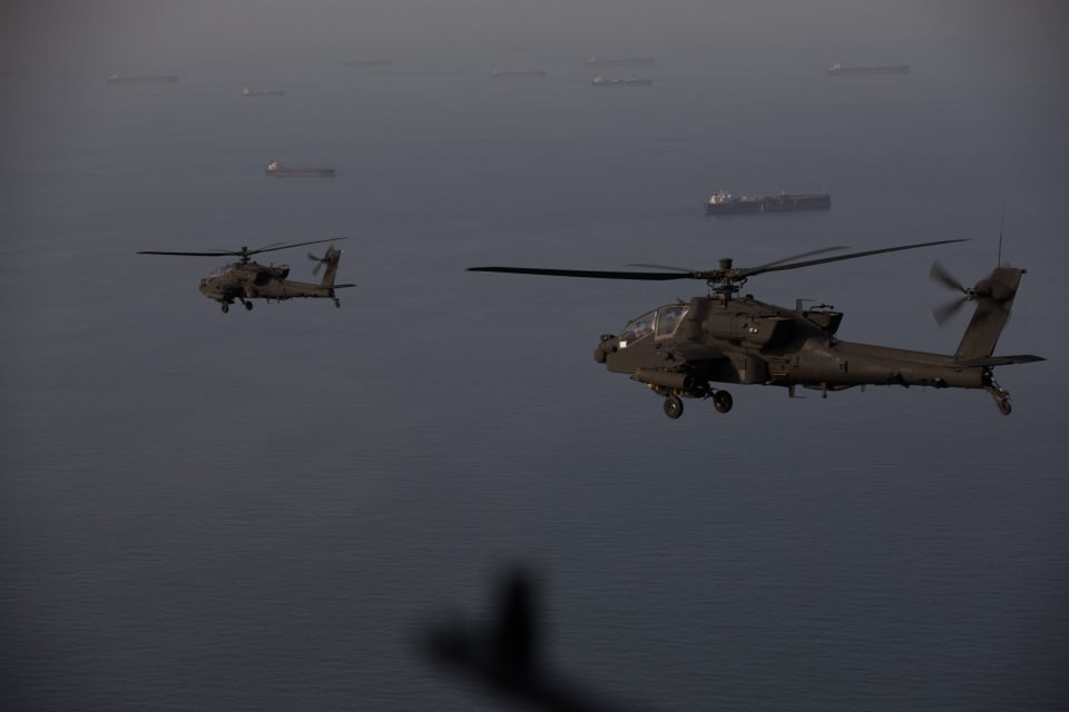 visegrad24's tweet image. American Apache helicopters over the Strait of Hormuz