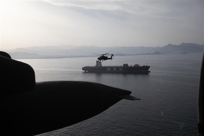 visegrad24's tweet image. American Apache helicopters over the Strait of Hormuz