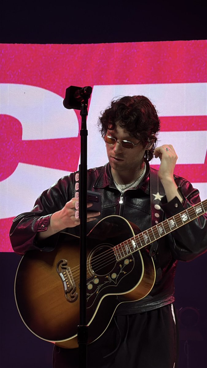 Luke stressing while trying to scan over lyrics during soundcheck today via <a href="/vhoodx/">mæ</a>!

#EASStockholm #StockholmIsAStar #EASTour