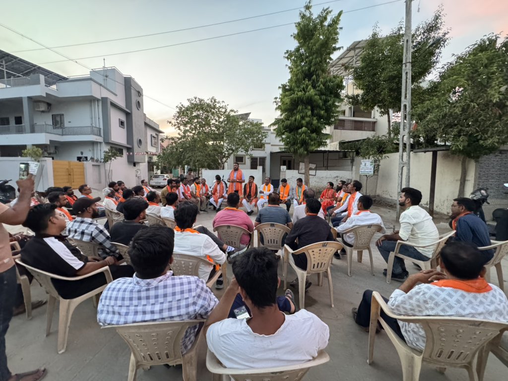 isunnyshah's tweet image. 📍 ડીસા વિધાનસભા, બનાસકાંઠા 

ખાટલા બેઠક, ચાય પે ચર્ચા , હરઘર સંપર્ક ઘર ઘર સંપર્ક. 

#yuva4vikas
#bjym
#Banskantha

@drhemangjoshimp