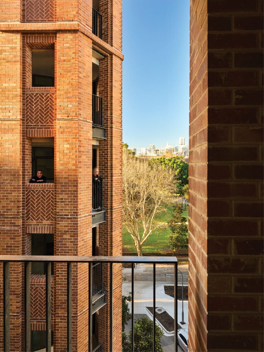 Vitruvismo's tweet image. Las terrazas prolongan el Wentworth Park hacia las residencias.Más del 80% con ventilación natural y 2 frentes a la calle. Mínimo 2 horas de sol en invierno y jardines en la azotea. La vivienda social puede (y debe) ser tan buena como esta.
#Architecture #SocialHousing #Australia