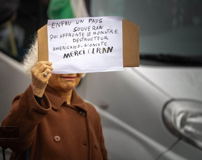 🇮🇷🇺🇸🇮🇱🇫🇷⚡️
پیرس میں ایک ایرانی حامی نے ایران کے حق میں بیان دیتے ہوئے امریکہ اور اسرائیل کے خلاف مؤقف کی حمایت کی۔
#Iran #Paris #GlobalPolitics #BreakingNews