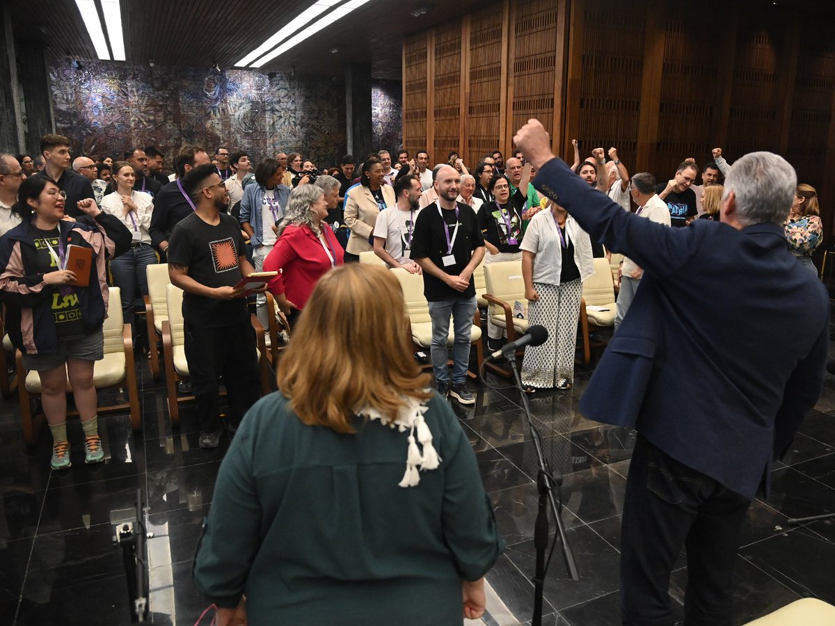 PresidenciaCuba's tweet image. 🇨🇺| Defiendan a #Cuba, invitó este viernes el Presidente @DiazCanelB a participantes de la V edición del Coloquio Internacional Patria, porque ustede saben y sienten, dijo, que la Isla representa mucho para quienes creen que un mundo mejor es posible.

📎| presidencia.gob.cu/es/noticias/di…