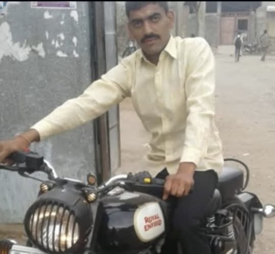 गुजरात के #कर्णावती के #धंधुका गांव में आज दिनांक 18/04/2026 को दोपहर 2 बजे के आसपास हिंदू युवक अपनी बाइक लेकर जा रहा था, तब गाड़ी को ओवरटेक करने के कारण मुस्लिम जिहादी  ने “धर्मेश पोपटभाई ग़मारा(भरवाड़)” नाम के हिंदू भरवाड़ युवक पर धारदार हत्यार से हमला कर हत्या कर दी,

यह वही