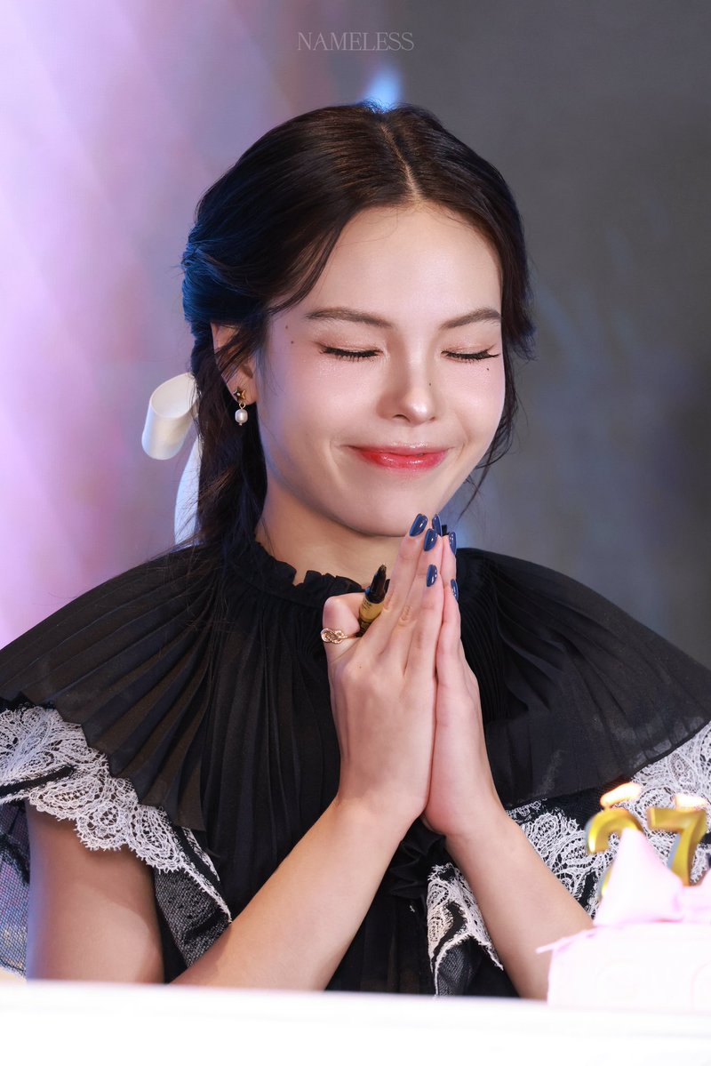 Nameless tweet media