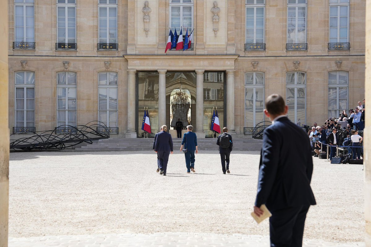 YvetteCooperMP's tweet image. Freedom of navigation and the law of the sea must be respected.

In Paris I joined @Keir_Starmer and @EmmanuelMacron, alongside over 40 allies, to develop plans to safeguard shipping in the Strait of Hormuz, secure trade, and bring down the cost of living in the UK and abroad.