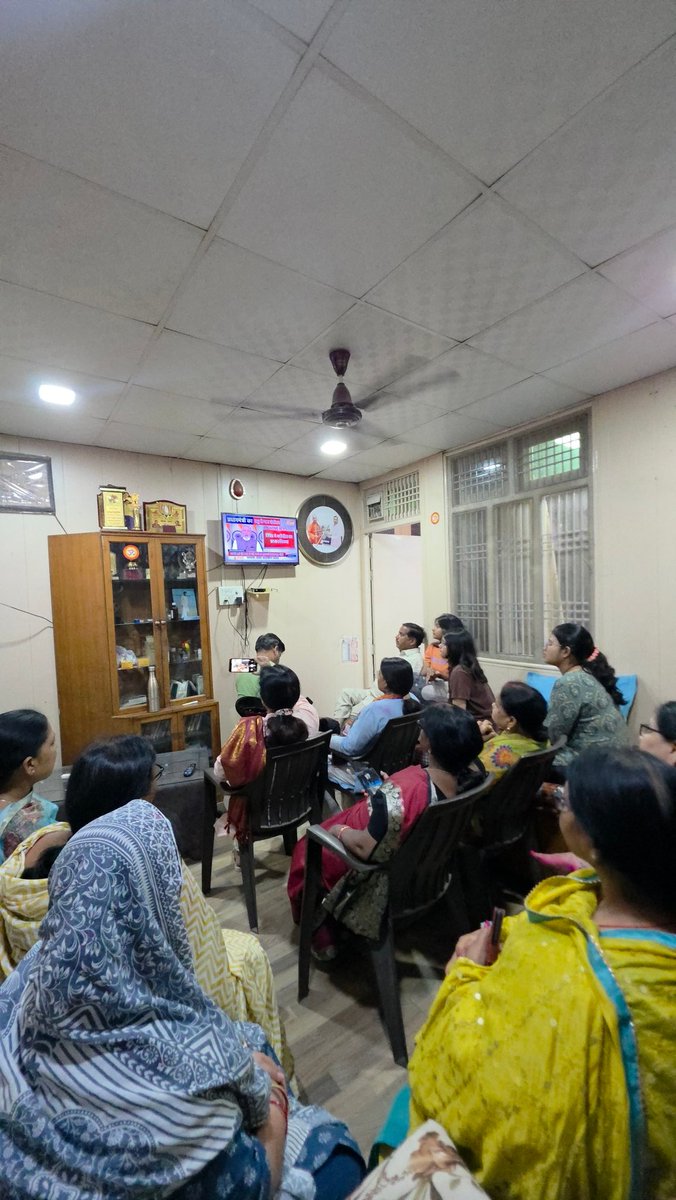 नारी शक्ति वंदन अधिनियम संशोधन पर माननीय प्रधानमंत्री श्री नरेंद्र मोदी जी का आज शाम राष्ट्र के नाम संबोधन अपने सहयोगियों तथा कार्यकर्ताओं के साथ सुना। 

महिलाओं को उनका अधिकार दिलाने हेतु माननीय जी के अडिग संकल्प के साथ हम सभी कार्यकर्ता एवं देशवासी खड़े हैं। 

माननीय जी को सादर