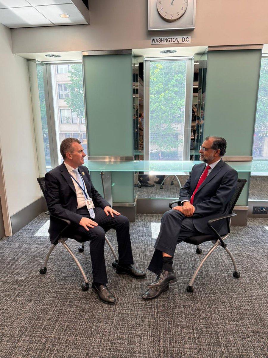 mpedegypt's tweet image. وزير التخطيط والتنمية الاقتصادية يلتقي نائب رئيس مجموعة البنك الإسلامي للتنمية لتعزيز مجالات التعاون المشترك

الدكتور أحمد رستم: مصر حريصة على تعميق أطر التعاون مع البنك الاسلامى في ضوء دوره الفاعل كشريك تنموي رئيسي 
@isdb_group 

#SpringMeetings #WorldBank #2026springmeetings