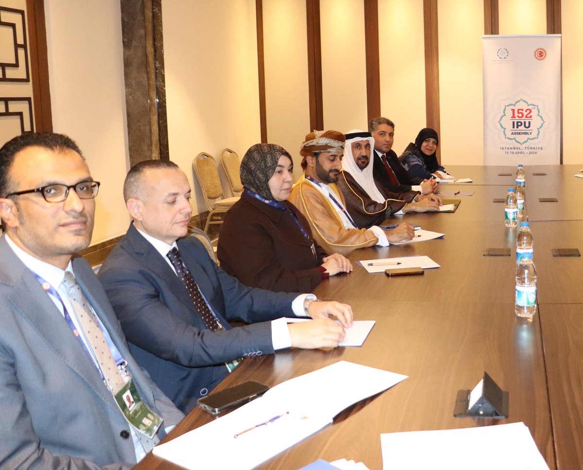 arabparlment's tweet photo. رئيس البرلمان العربي يلتقي رئيس برلمان السوق المشتركة لأمريكا الجنوبية (الميركوسور) في إسطنبول، ويؤكدان على أهمية تعزيز العلاقات العربية مع أمريكا الجنوبية على كافة المستويات

أكد معالي محمد بن أحمد اليماحي رئيس البرلمان العربي أهمية تعزيز العلاقات العربية مع دول أمريكا الجنوبية على كافة المستويات، مشيرًا إلى أن العلاقات مع هذه الدول تكتسب أهمية كبيرة خاصة من النواحي الاقتصادية، معربًا عن اهتمام البرلمان العربي بتعزيز العلاقات معها على المستوى البرلماني.

جاء ذلك خلال اللقاء الذي جمع بين رئيس البرلمان العربي والوفد المرافق له، مع معالي السيد رودريغو غامارا رئيس السوق المشتركة لأمريكا الجنوبية (الميركوسور)، وذلك على هامش مشاركتهما في اجتماعات الجمعية العامة الـ 152 للاتحاد البرلماني الدولي المنعقدة في مدينة إسطنبول التركية.

وتطرقت المباحثات إلى تبادل الأفكار المتعلقة بتعزيز العلاقات الاقتصادية بين الدول العربية ودول أمريكا الجنوبية. ومن جانبه، أبدى معالي السيد غامارا رغبته القوية في تعزيز العلاقات مع البرلمان العربي خلال الفترة القادمة، مؤكدًا على أن هذه العلاقات البرلمانية يمكن أن تكون مدخل مهم لتعزيز العلاقات العربية مع أمريكا الجنوبية، وكذلك تعزيز التقارب الثقافي والشعبي بين الجانبين.

وطالب رئيس البرلمان العربي خلال اللقاء بأن يكون لبرلمان السوق المشتركة لأمريكا الجنوبية دور ضاغط في دعم القضايا العربية العادلة، وفي مقدمتها القضية الفلسطينية، خاصة في ضوء ما تمر به من تطورات خطيرة خلال الفترة الأخيرة، بسبب تصاعد الانتهاكات الجسيمة التي يقوم بها كيان الاحتلال.

حضر اللقاء معالي النائب سعيد بن حمد بن هلال السعدي نائب رئيس البرلمان العربي، ومعالي النائب أيمن نقرة رئيس لجنة الشؤون الخارجية والسياسية والأمن القومي، ومعالي الدكتورة أحلام اللافي رئيسة لجنة الشؤون الاجتماعية والتربوية والثقافية والمرأة والشباب، ومعالي الدكتورة حنان الفتلاوي عضو البرلمان العربي. ومن الأمانة العامة سعادة المستشار كامل محمد فريد شعراوي الأمين العام للبرلمان العربي، والدكتور أشرف عبدالعزيز المستشار السياسي  لرئيس البرلمان العربي ومدير إدارة العلاقات الخارجية.

فيديو الخبر
https://t.co/kmsiNi4Tf1