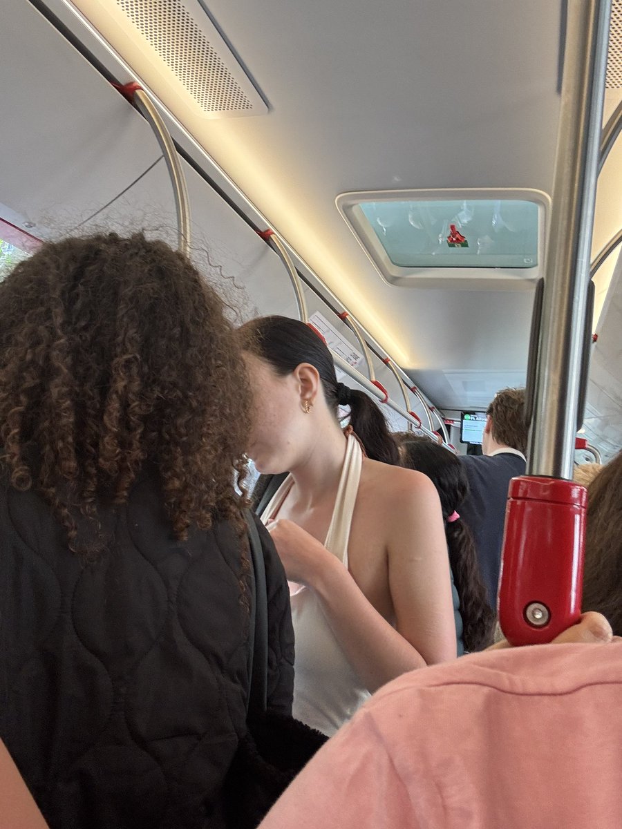 Meily83's tweet photo. Seguimos para bingo, linea V19 dirección Alfonso Comin.
Después de dos buses vacíos hasta verdaguer y 15’ de espera, bus lleno desde tetuan abarrotándose en verdaguer aún más de turistas que suben al Park Güell y los búnkers. @TMBinfo @TMB_Barcelona @bcn_ajuntament Así no! https://t.co/yWdcticonP