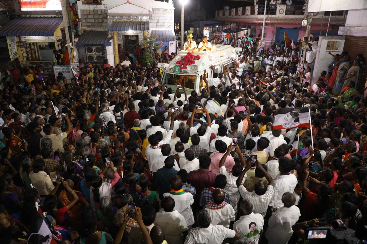AmmkITMuthu's tweet image. #NDAalliance 
#தென்காசி

கழகப் பொதுச்செயலாளர் திரு. #TTVDhinakaran அவர்கள்

NDA சார்பில் தென்காசி சட்டமன்ற தொகுதியில் போட்டியிடும் அதிமுக வெற்றி வேட்பாளர்,  திரு.செல்வ மோகன்தாஸ் பாண்டியன்  அவர்களை ஆதரித்து இரட்டை இலை சின்னத்திற்கு வாக்கு சேகரித்தார். 

#AMMK  #ADMK