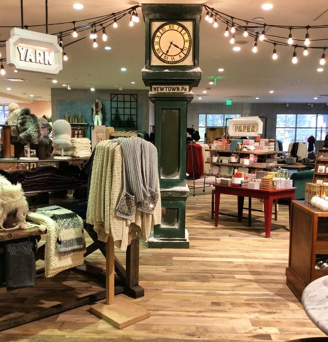 salmukaimy's tweet photo. انثروبولوجي Anthropologie واحد من المحلات اللي وقعت في حبها من اول خطوة خطيتها داخل المحل.
أول مرة اشوف المحل كان ٢٠٠٧ في هايلند فيلاج - هيوستن /تكساس.
رحنا تغدينا انا وزوجي، واحنا طالعين قال تبين تدخلين هالمحل؟ اعتقد انك بتحبينه.

صح ✅️
انا مو بس حبيت المحل، انا شغفت فيه 
محل متنوع eclectic بضايعه من كل بقاع العالم، بس طبيعة الذوق وحدة صارمة واضحة مذهلة ما تتغير.
جودة الملابس، وفن الانتقاء، وال esthetics خط واحد والجمااااال خلاب، بداية من الباب الخارجي للديكورات للبضائع والمبيعات.. كله يشير الى اشخاص يحطون وقت وجهد كبيرين عشان يخلقون هذي البيئة الحلوة.

من كثر ما حبيته بديت اقرأ عنه، واكتشفت ان كبير المشترين في المحل اسمه كيث جونسون اللي عنده احلى وظيفة بالعالم ..
انه يجوب الكرة الأرضية عشان يلاقي قطع نادرة، ولوحات فنية، واثاث انتيك، وفنانين وصناع وحرفيين يشتري منهم كل شي واي شي يناسب طبيعة وشكل المحل.
وله برنامج واقع خاص فيه يوثقون فيه رحلاته واسفاره ومشترياته وطريقة بحثه وتفكيره ..
اسمه Man Shops Globe
انثروبولوجي من بس محل ملابس، هو محل ممكن يغير اسلوب الحياة من ناحية النظرة للأشياء، مفاهيم القيمة والندرة والجمال.

موجود تقريبا في كل مكان بالعالم .. بما فيهم دبي.