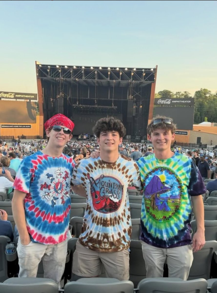 JohnnyChams2797's tweet photo. Me and the fellas were feeling it last night #SelfDox #Panic #MountainBrook https://t.co/rV848Lzd5P
