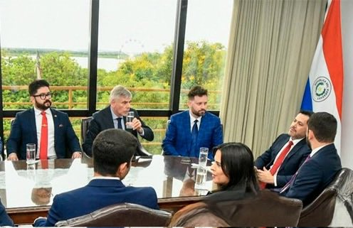 FDW_VB's tweet image. In #Paraguay 🇵🇾 op uitnodiging van parlementsvoorzitter @raulatorre voor conferentie @PatriotsNet_Off met parlementsleden en politici uit heel Zuid-Amerika. De rechts-nationalistische #Colorado-partij is al 30 jaar aan de macht in Paraguay… en wint nog steeds verkiezingen.