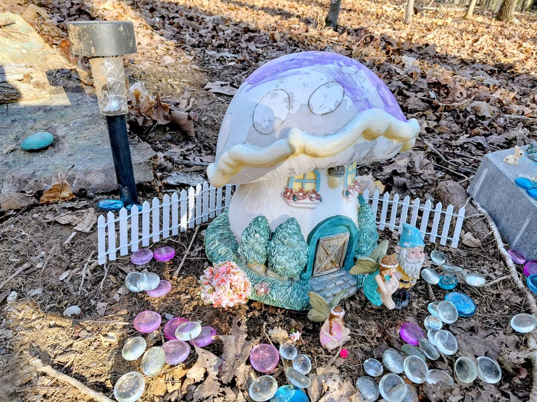 girlscouts's tweet image. Just adding a little whimsy to camp. 🍄✨ Can you say #fairycore ?! 💚 Via: girlscoutsp2p