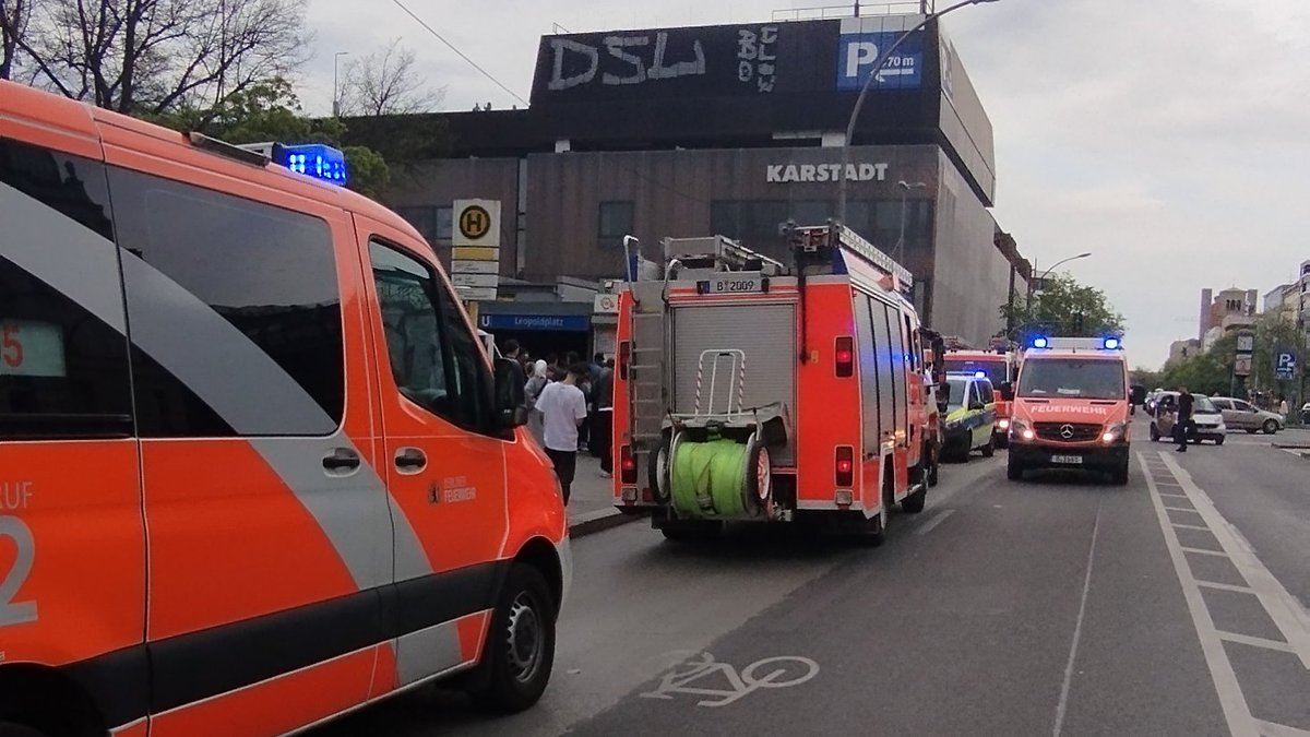 Germantodaynews's tweet image. Ein Suizid einer Person an der UBah #Leopoldplatz sowie ein umfangreicher Einsatz von Rettungsdienst und Polizei.
#b1804 #berlin
