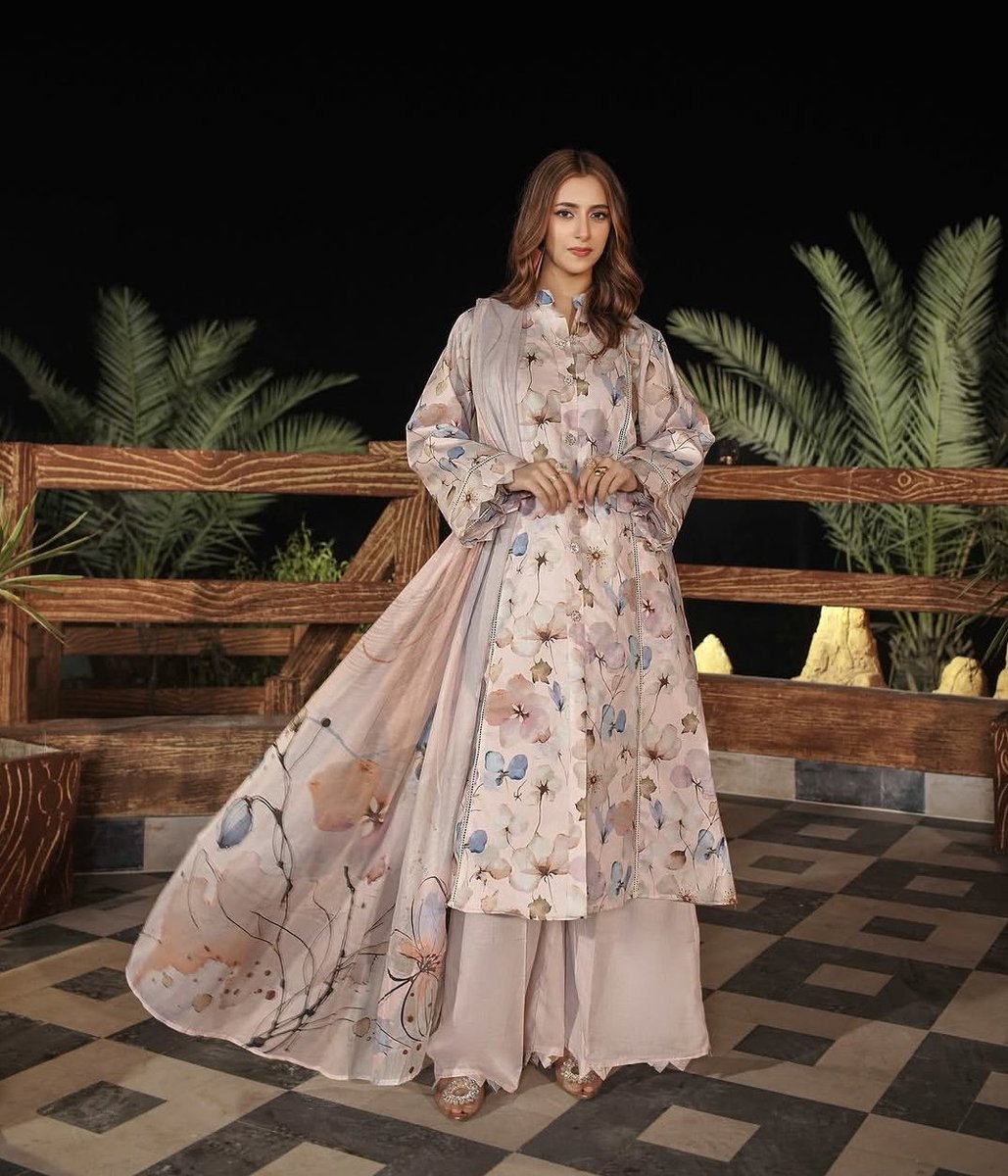 Abukhokhar9299's tweet image. Madham By LALA Volume 1:

Where comfort meets digital art! New 3pc digital print lawn collection is now live. High-quality fabric at best prices.

Available at FAZ Brand House.

Order now: 03403805395

#LALALawn #DigitalPrint #SummerFashion #FAZBrandHouse #lawn #Pakistán