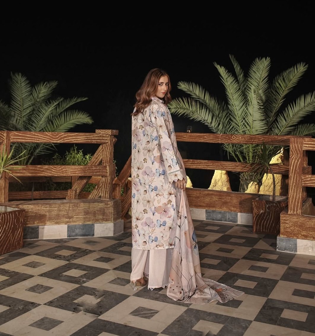 Abukhokhar9299's tweet image. Madham By LALA Volume 1:

Where comfort meets digital art! New 3pc digital print lawn collection is now live. High-quality fabric at best prices.

Available at FAZ Brand House.

Order now: 03403805395

#LALALawn #DigitalPrint #SummerFashion #FAZBrandHouse #lawn #Pakistán