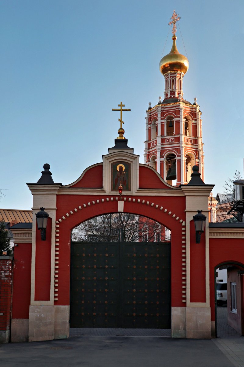 PEKHTography's tweet image. Shadows crawl on scarlet walls while the golden dome captures the sun. 
Beauty stays locked until you find the inner key 🕯️🏰 
#UrbanSplendor #DivineVibes #Faith #OrthodoxArchitecture