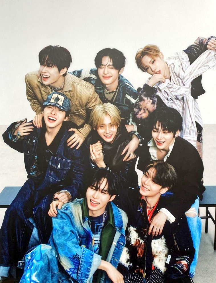 can't do it, i miss seeing the 8 of you together laughing, joking around, teasing each other, eating together and playing a lot 🥹