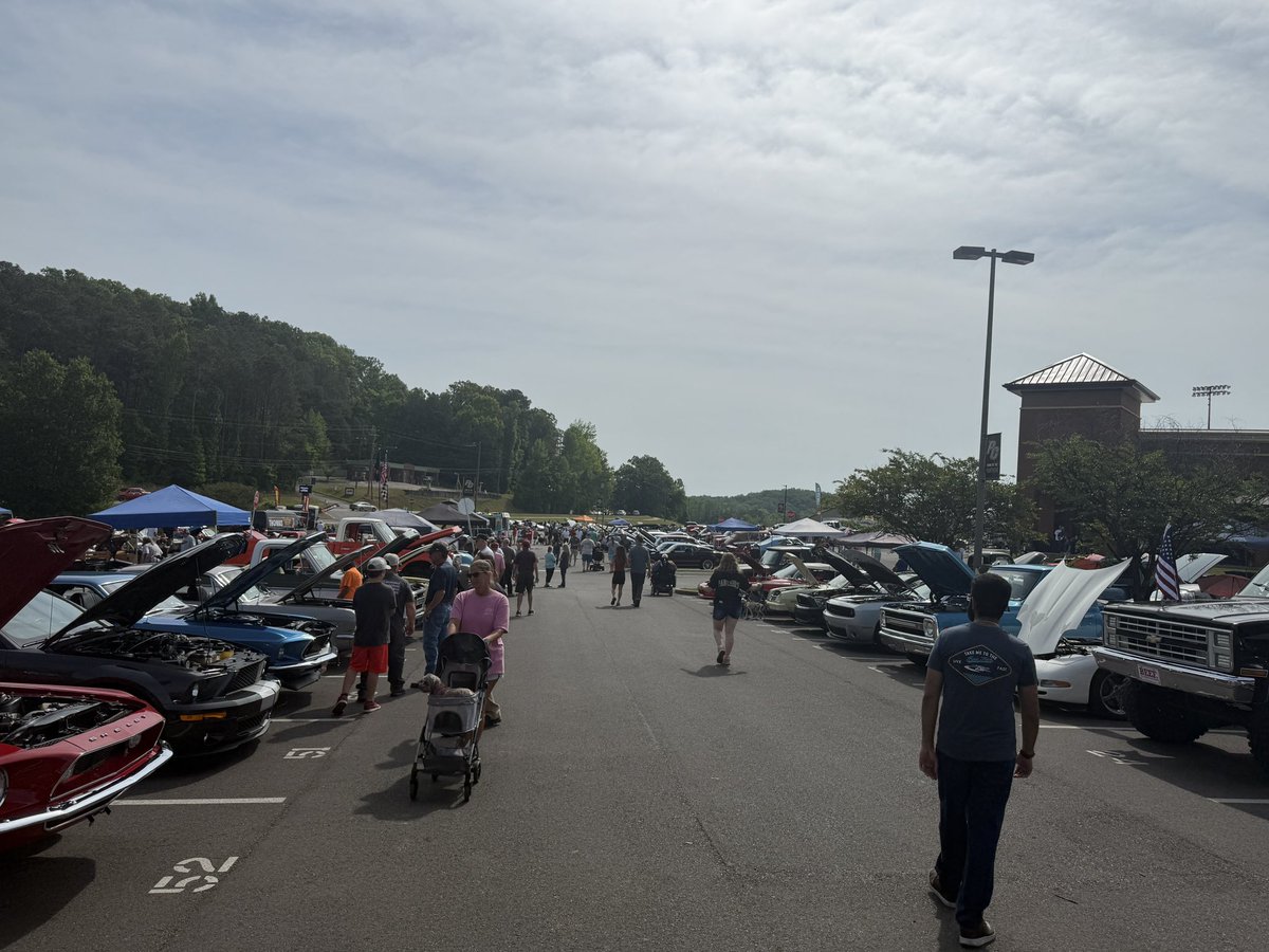 Dson1305's tweet photo. Got to experience one of the best fundraisers I’ve ever seen. 250+ incredible vehicles and a great chance to meet so many wonderful community members. What a testament to Coach Hufford and the wrestling program. Truly outstanding. #WeArePC https://t.co/Xm4kH1dWkp