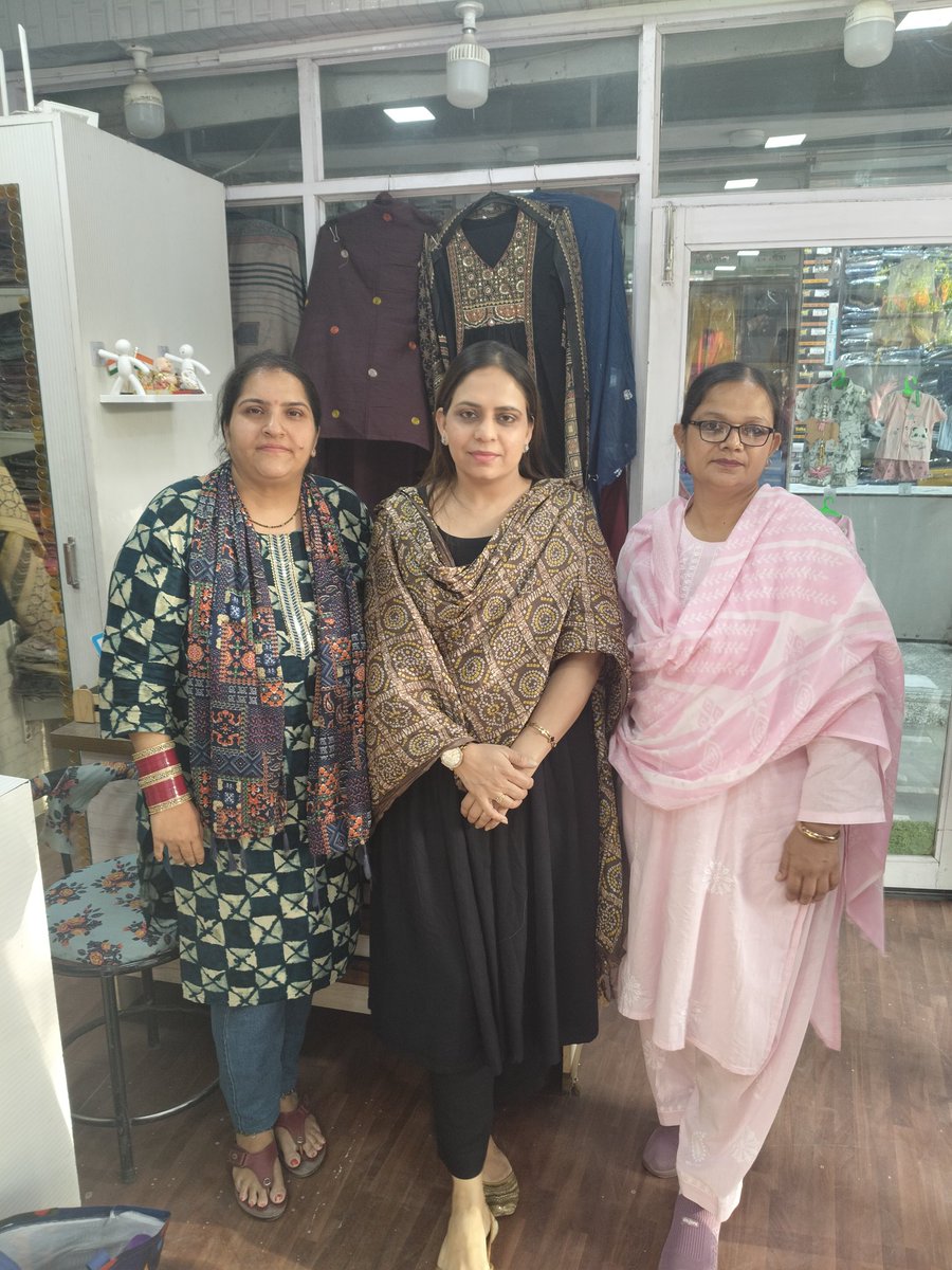 Visited Heart Bloom Boutique today to discuss placing our products under the #BhagwanKiPoshak project run by <a href="/ngo_sampurna/">SAMPURNA</a>. It was a very fruitful and insightful discussion, and we are excited about the possibilities ahead
<a href="/shobhavijender3/">Dr. Shobha Vijender</a> <a href="/Gupta_Naveen22/">Naveen Gupta</a> <a href="/AmitGoelTweets/">Amit Goel</a>