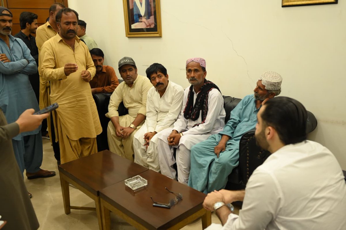 FaizullahK73934's tweet image. راول ہاؤس میں عوامی رابطہ: @rawalsharjeel نے Hyderabad کے شہریوں کے مسائل سن کر متعلقہ حکام کو ہدایات جاری کر دیں۔ #PublicService