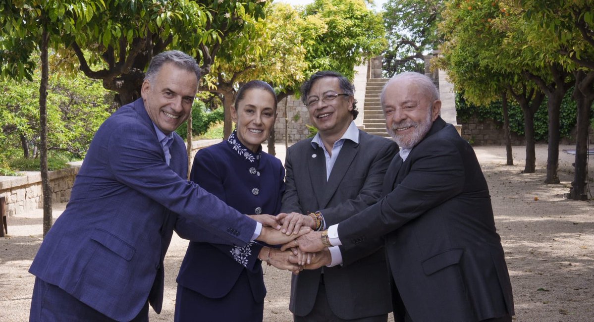 Estrechar manos por la democracia y la paz. 
Más necesario que nunca !!!