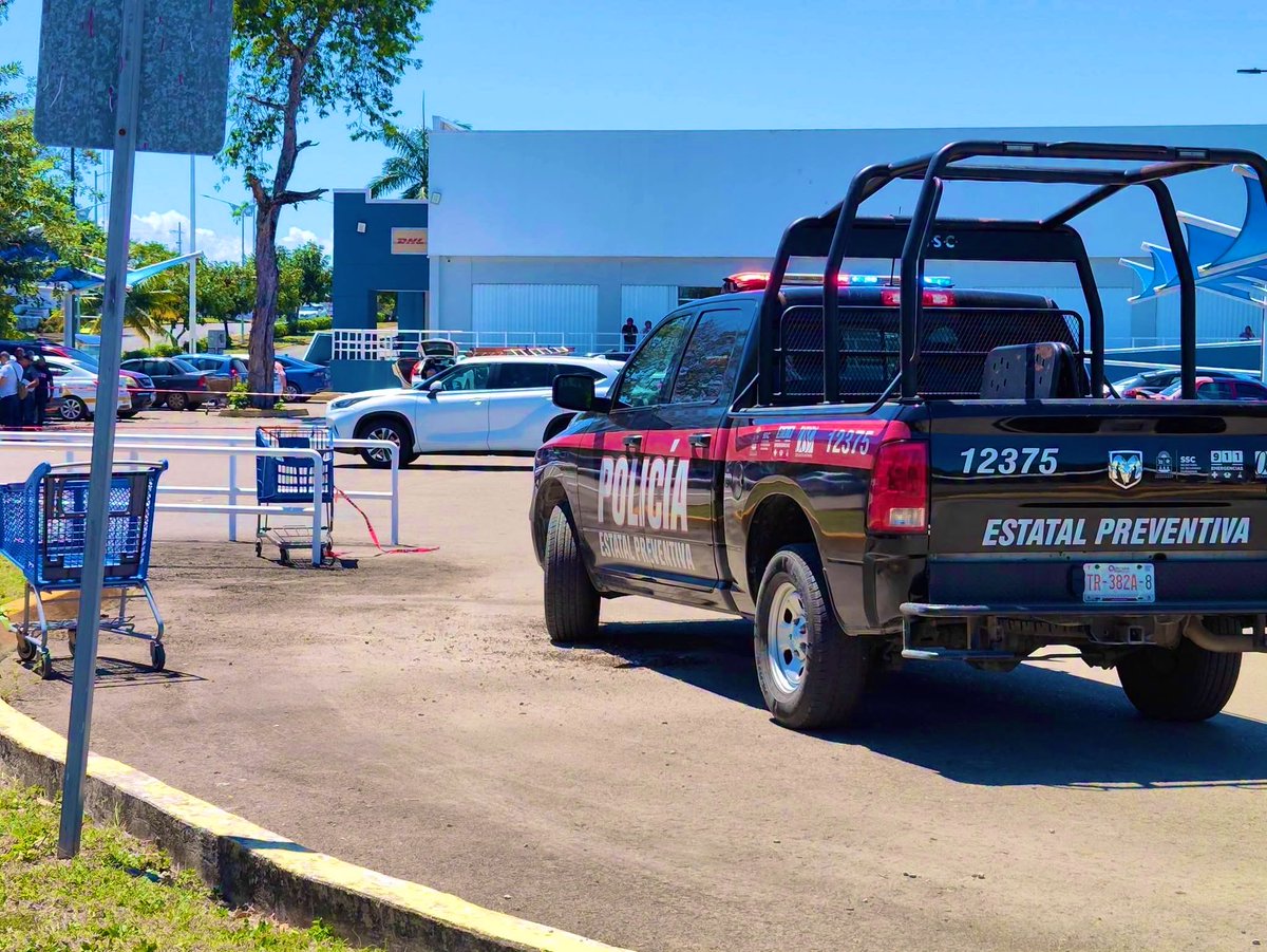 quintanaroonews's tweet image. #Entérate Chetumal bajo fuego, #Inseguridad se apodera de la capital.

Se confirma ejecución de un sujeto a unos pasos de la “Casa de Gobierno” en #Chetumal 

La víctima fue atacada con un arma de fuego por un sujeto en el estacionamiento del centro comercial Walmart en la