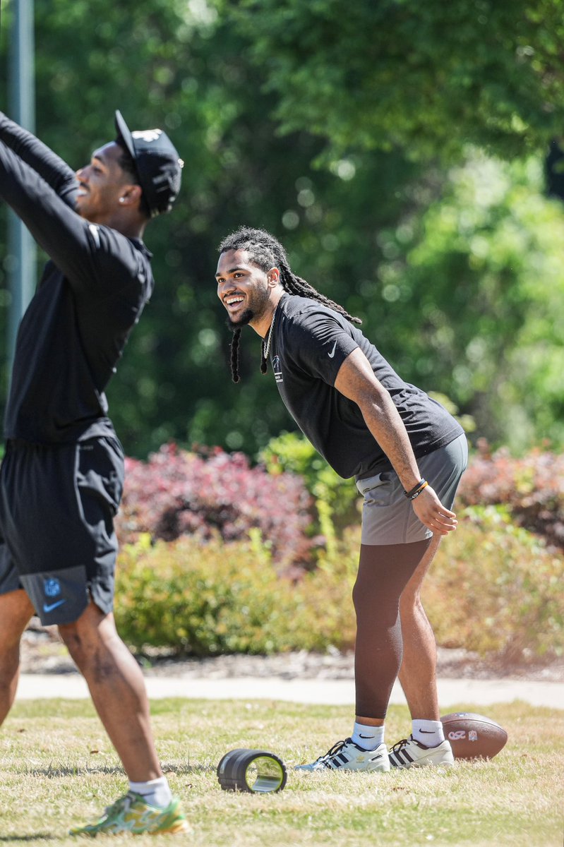 Sheena_Marie3's tweet image. #Panthers RBs Chuba Hubbard and Jonathon Brooks got some work in this morning in Charlotte. Offseason training program starts Monday for Carolina. 
📸 @GriffinZett