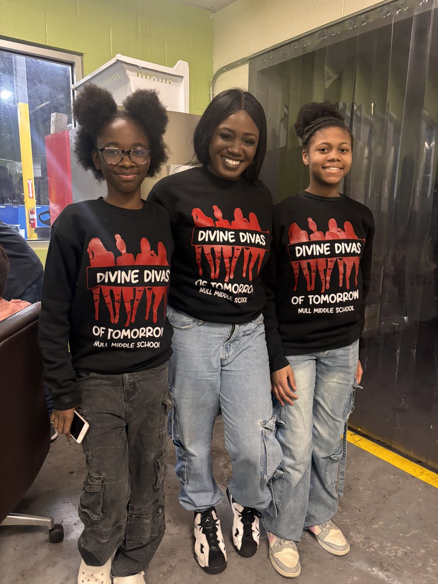 ELA_Edwards_'s tweet image. Dedicated Intelligent Versatile Ambitious Students AKA Divine Divas- Volunteering at the food bank !!! 🥰😍@NMSSTALLIONS #giveback #communityservice #bonding