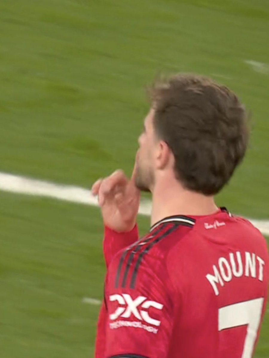 dimitrismanakos's tweet image. Two years ago he was wearing blue at Stamford Bridge… 💙  

Now he’s back. With another colour. And does this. 🔴  

Mason Mount. 

#Chelsea #MUFC #Mount #CFC #PremierLeague ⚽🔥