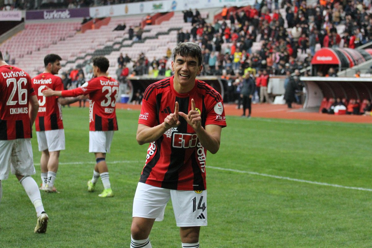 BenkaanSezer's tweet photo. Son çocuk vazgeçene kadar 🖤❤️👑 https://t.co/ZfaMDDeP0H